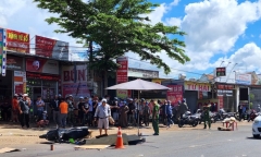 Ngã ra đường bị xe tải cán trúng, 2 thanh niên tử vong thương tâm 