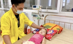 Bé 22 tháng tuổi ngạt khí, toàn thân tím tái vì mắc kẹt trong xe ô tô