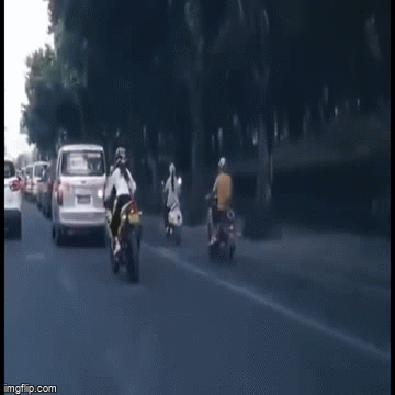 Video: Cô gái lộn nhào “như trên phim” sau khi tông vào đuôi ô tô