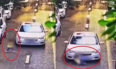 Mẹ vô tâm khiến con gái 3 tuổi bị ô tô đâm trúng, cuốn vào gầm xe