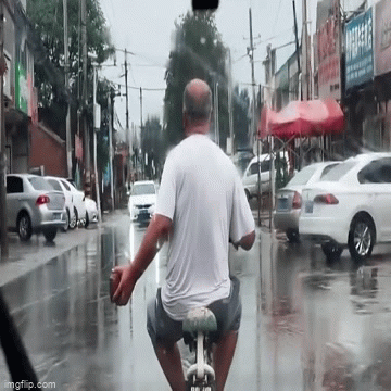 Video: Bật cười trước lý do cụ ông vừa cầm gạch vừa chạy xe trước đầu ô tô