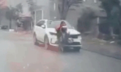 Clip: Chăm chú dùng điện thoại, người đi xe máy tông thẳng vào ô tô ngược chiều