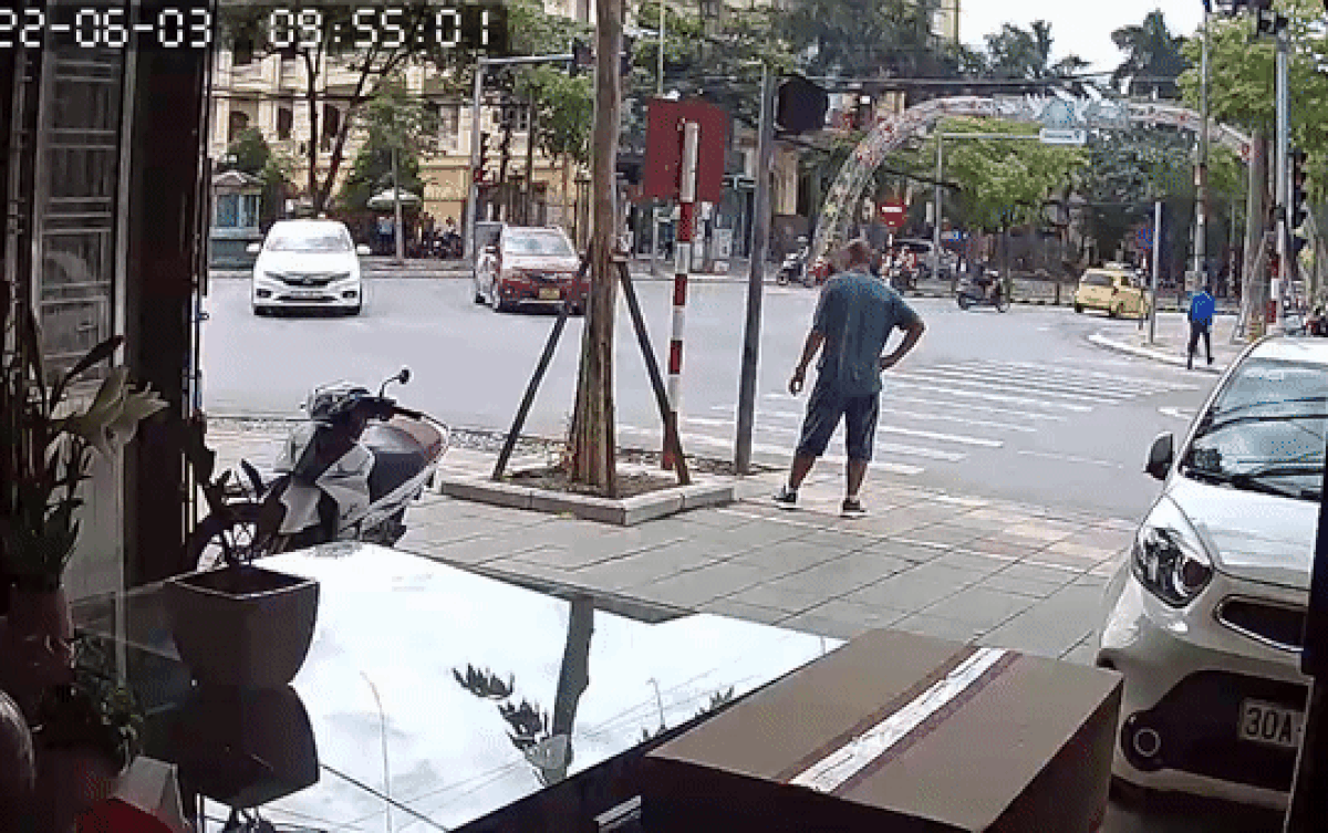 Cố tình tạt đầu ô tô trên đường, 