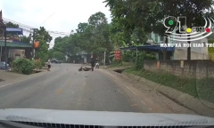 Clip: Cố tình vượt ô tô, người đi xe máy ngã lộn nhào nhiều vòng như 