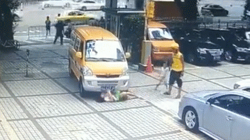 Clip: Người phụ nữ lao ra trước đầu ô tô rồi nằm giãy giụa vì cãi nhau với chồng