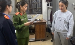 Nữ Giám đốc xinh đẹp dùng 