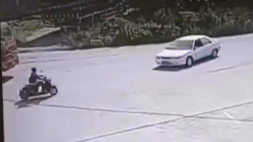 Video: Nam thanh niên bị hất văng lên không trung rồi 