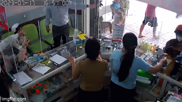 Xôn xao video bác sĩ bị hành xóm đánh vì mâu thuẫn chỗ đỗ ô tô
