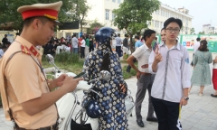 Kỳ thi vào lớp 10 tại Hà Nội: Sát giờ thi, thí sinh hốt hoảng quên giấy tờ