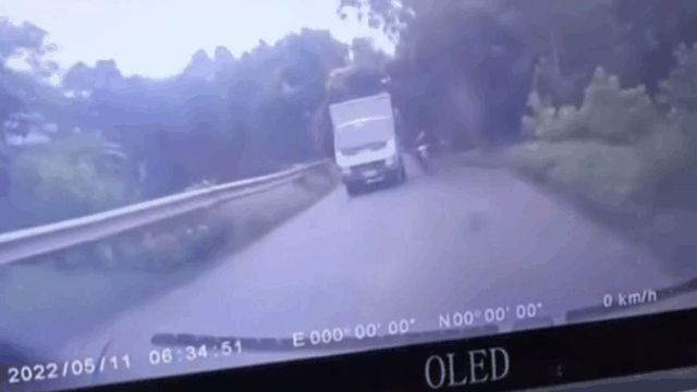 Video: Thót tim cảnh xe máy vượt ẩu, đâm đầu ô tô ngay khúc cua