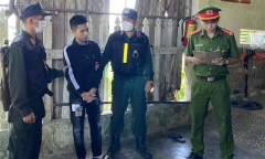 Cung cấp mã tấu cho nhóm bạn đi chém người, 2 thanh niên bị khởi tố