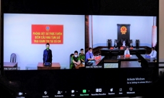 Vợ buồn bã vì 