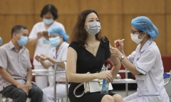 Người tiêm đủ 2 mũi vaccine không phải cách ly khi về từ vùng dịch
