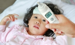Trẻ bị sốt có nên nằm điều hòa?