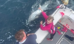 Video: Bé 9 tuổi câu được 