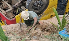 Vụ xe chở học sinh bị lật: Người thân vạch từng bụi cỏ tìm ngón tay cho nữ sinh