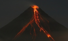 Lo ngại núi lửa Mayon phun trào, Philippines kêu gọi người dân rời khu vực nguy hiểm
