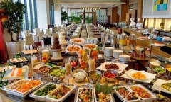 Có được mang đồ ăn thừa trong buffet sáng khách sạn về phòng?