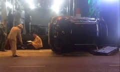Xe ô tô bất ngờ lao lên vỉa hè, tông 3 người bị thương: Camera ghi lại khoảnh khắc đáng sợ