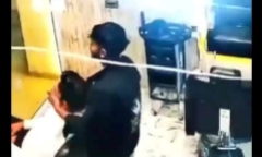 Hãi hùng cảnh nhân viên salon ở Ấn Độ khạc nhổ vào kem rồi bôi lên mặt khách