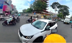 Clip: Cảm động CSGT TP.HCM hỗ trợ cô gái đi cấp cứu, kịp thời phẫu thuật