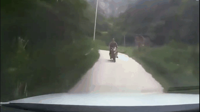 Clip: Thót tim cảnh xe máy tông trực diện vào đầu ô tô ở ngay khúc cua