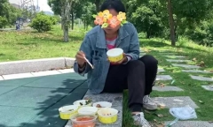 Tức giận mẹ chồng cho ăn cơm thừa canh cặn, con dâu quyết không dọn dẹp để bát đĩa bốc mùi