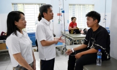Hơn 60 công nhân nhập viện cấp cứu sau bữa cơm trưa