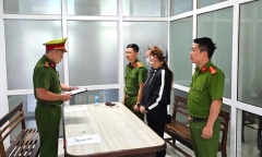 Khởi tố nữ giám đốc sản xuất mỹ phẩm từ kem trôi nổi, dán nhãn
