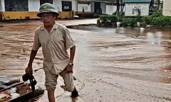 Sét đánh thủng bể chứa mật mía của nhà máy đường, 2.000 tấn mật tràn ra ngoài 
