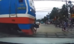 Kỷ luật 3 nhân viên do quên kéo gác chắn đường sắt ở Huế