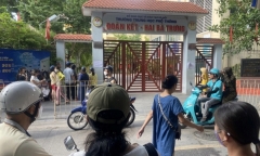 Tuyển sinh lớp 10 ở Hà Nội: Phụ huynh tìm cơ hội vào công lập cuối cùng cho con