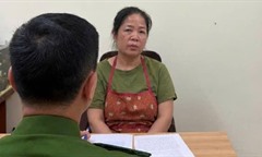 Bắt tạm giam người phụ nữ nhiều lần đổ chất thải, chắn lối đi chung ở Hà Nội