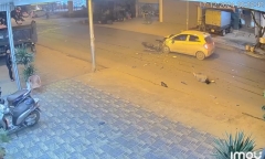 Clip: Hãi hùng cảnh thanh niên đi xe máy 
