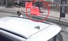 Clip: Đang nắm tay nhau đi dạo, đôi tình nhân bất ngờ bị hố tử thần 