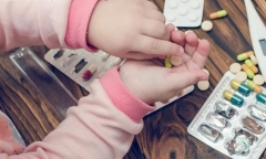 Nhờ em trai pha thuốc hạ sốt, chị gái phải nhập viện cấp cứu