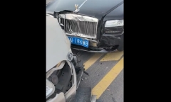 Clip: Xe con chạy ngược chiều, đâm nát đầu xe Rolls-Royce