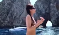 Video Jennie mặc bikini gây sốt khắp mạng xã hội