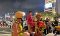 CSGT Đà Nẵng giúp cháu bé tìm lại gia đình đêm 30 Tết