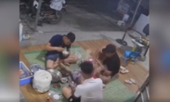 Video: Trồng cây chuối khi đang ăn cơm, cậu bé nhận cái kết đắng