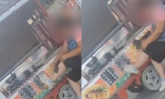 Clip: Người bán hàng rong dùng dao bếp cạo lông chân, rồi thái rau phục vụ khách