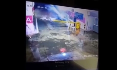 Video: Đang đi trên đường, nhiều người bị lũ quét cuốn trôi xuống hầm gửi xe