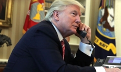 Ông Trump từng mượn điện thoại mật vụ gọi cho bà Melania sau bê bối ngoại tình