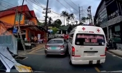 Clip: Taxi không nhường đường xe cứu thương, cướp đi mạng sống bệnh nhân chờ cấp cứu