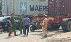 Hiện trường vụ xe máy tông đuôi container, con gái tử vong, mẹ bị thương