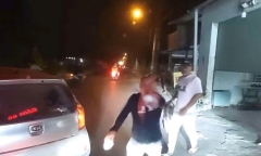 Clip: 3 người đàn ông dừng xe giữa đường, ném đá vào ô tô khác ở TP.HCM