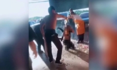 Clip: Người phụ nữ bất ngờ trèo ra cửa sổ căn hộ, hàng xóm hoang mang tột độ