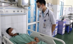 Người đàn ông nhập viện cấp cứu sau khi ăn xúc xích ven đường