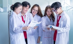 Tuyển sinh 2025: Các trường Y Dược top đầu đồng loạt bổ sung tổ hợp xét tuyển có tiếng Anh