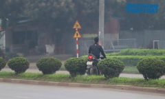 Nam thanh niên vượt dải phân cách bỏ trốn kiểm tra nồng độ cồn